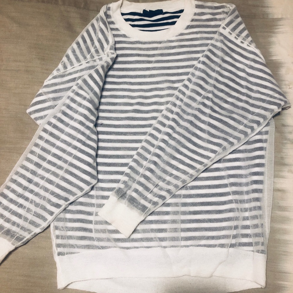 Crewneck light sweater top